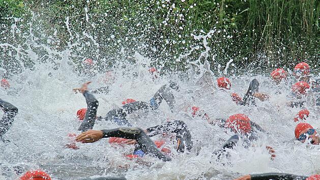 Wenn am 9. Juni der Baur-Triathlon in seine mittlerweile 19. Auflage startet, werden sich auch im Startbereich am Altenkunstadter Bootshaus wieder spektakuläre Szenen abspielen. Foto: Matthias Schneider