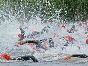 Wenn am 9. Juni der Baur-Triathlon in seine mittlerweile 19. Auflage startet, werden sich auch im Startbereich am Altenkunstadter Bootshaus wieder spektakul&auml;re Szenen abspielen. Foto: Matthias Schneider