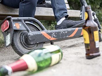 Mit &uuml;ber einer Promille waren ein Mann und seine Begleitung auf einem E-Scooter unterwegs. Die Fahrt endete schlie&szlig;lich an einer Hauswand. Symbolfoto: Robert G&uuml;nther/dpa