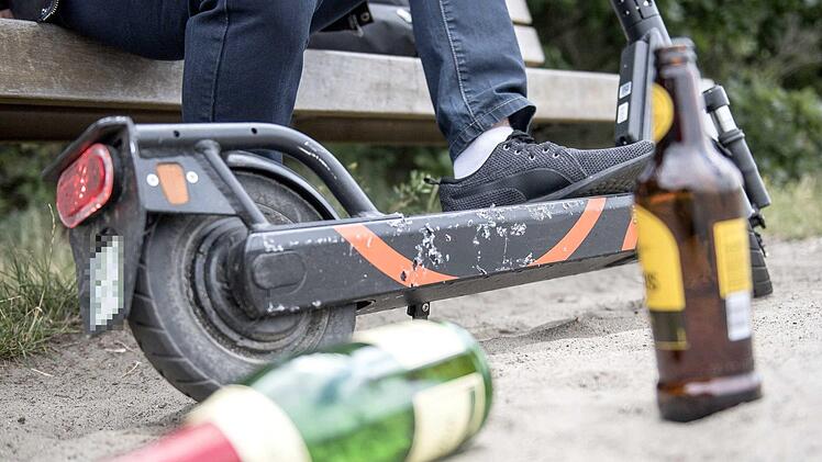 Mit &uuml;ber einer Promille waren ein Mann und seine Begleitung auf einem E-Scooter unterwegs. Die Fahrt endete schlie&szlig;lich an einer Hauswand. Symbolfoto: Robert G&uuml;nther/dpa