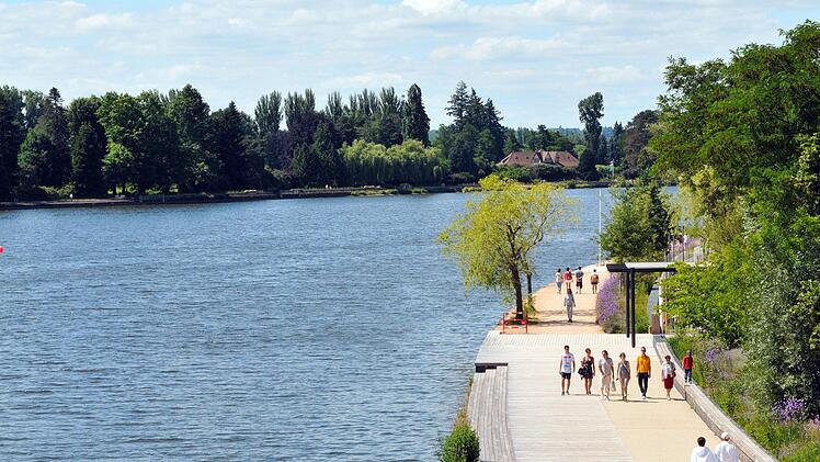 Uferpromenaden laden zum Flanieren am Allier ein.