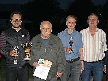 Mit Bernhard Vonbrunn (links) hat der TTC Theisau ein neues Ehrenmitglied ernannt. Bei der Hauptversammlung wurde damit sein Engagement gewürdigt; daneben stehen (von links) die Vereinsmeister und Platzierten sowie der Vorstand mit Benedikt Vonbrunn jun., Berti Kraus, Franziska Römer-Kraus, Schriftführer und Turnierleiter Wilhelm Teig sowie Vorsitzendem Benedikt Vonbrunn sen.