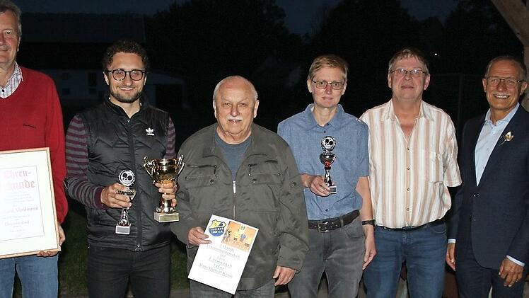 Mit Bernhard Vonbrunn (links) hat der TTC Theisau ein neues Ehrenmitglied ernannt. Bei der Hauptversammlung wurde damit sein Engagement gewürdigt; daneben stehen (von links) die Vereinsmeister und Platzierten sowie der Vorstand mit Benedikt Vonbrunn jun., Berti Kraus, Franziska Römer-Kraus, Schriftführer und Turnierleiter Wilhelm Teig sowie Vorsitzendem Benedikt Vonbrunn sen.
