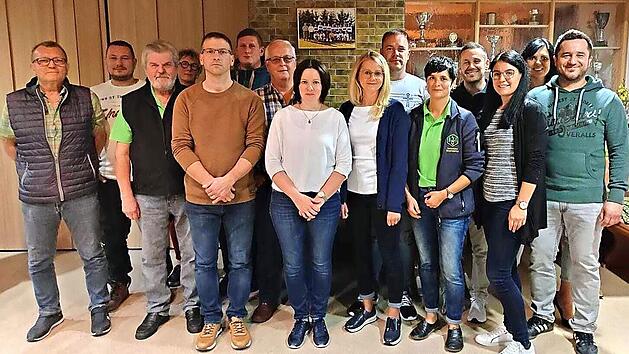 Die Gründungsmitglieder und die Vertreter des FWV (von links): Alfred und Dominik Hofmann, Josef Daum, Ulrike Sonnenschein, Alexander Punzelt, Jonas Sonnenschein, Bruno und Christina Punzelt, Nicole und Johannes Ströhlein, Julia Rubsch, Martin Roppelt, Simone Keim, Gabi und Julian Renk