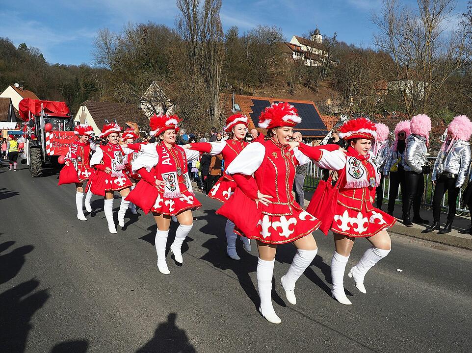 Buntes Faschingstreiben lockte tausende Besucher an.