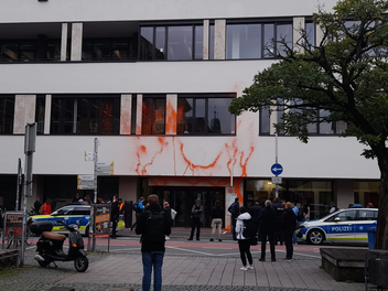 Farbattacke auf Erlanger Universität