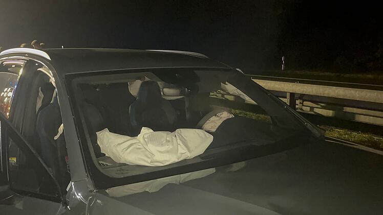 Unfall mit drei Autos: Mindestens eine Person verletzt