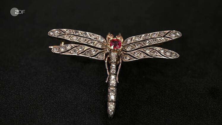 Eine handgearbeitete Libellen-Brosche aus 585er Gold mit Diamanten (1 Karat) und Rubin datierte Patrick Lessmann als Jugendstil-Stück auf 1890 bis 1900 und schätzte den Wert auf 1.700 bis 1.800 Euro. Trotz des 2.000-Euro-Wunschpreises wurde die Brosche schließlich für 1.500 Euro an Susanne Steiger verkauft.