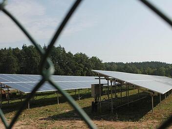 In diesen Solarpark an der Einmündung der B 505 in die A3 drangen unbekannte Täter ein und ließen Wechselrichter mitgehen.  Foto: Andreas  Dorsch