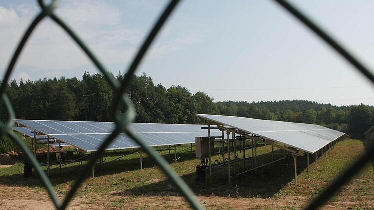 In diesen Solarpark an der Einmündung der B 505 in die A3 drangen unbekannte Täter ein und ließen Wechselrichter mitgehen.  Foto: Andreas  Dorsch