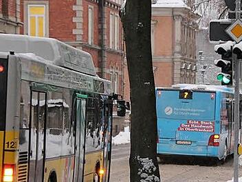 Einige Ampeln im Stadtgebiet gewähren den Bussen bereits Vorrang, wenn das für die Pünktlichkeit erforderlich ist. Foto: Simone Bastian