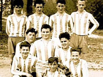 Karlheinz Menger war bis zu seinem 45. Lebensjahr aktiver Handballer beim TV. Am liebsten spielte er Mittelstürmer im Großfeld. Unser Bild zeigt ihn 1957 als 17-Jährigen (2. hinten von links) mit seiner Jugendmannschaft auf dem alten Platz am Main in Marktsteft. Fotos/Repros: ThomasMeyer