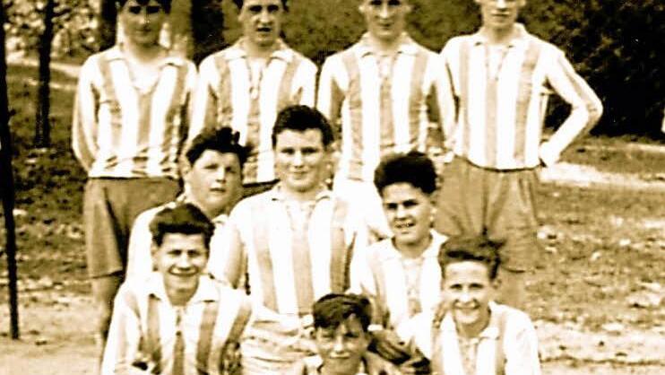 Karlheinz Menger war bis zu seinem 45. Lebensjahr aktiver Handballer beim TV. Am liebsten spielte er Mittelstürmer im Großfeld. Unser Bild zeigt ihn 1957 als 17-Jährigen (2. hinten von links) mit seiner Jugendmannschaft auf dem alten Platz am Main in Marktsteft. Fotos/Repros: ThomasMeyer