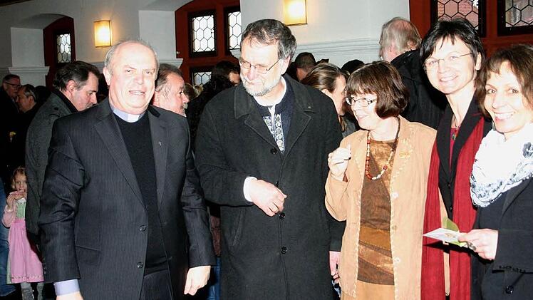 Pfarrer Adam Possmayer genießt das Bad in der Menge nach seiner Einführung.