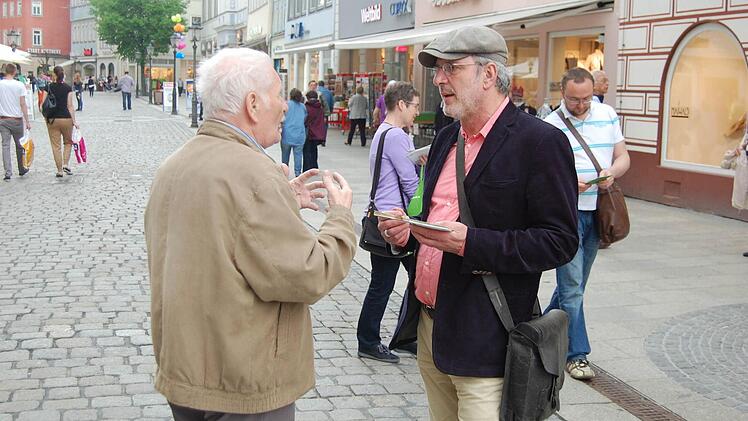 Grünen-Stadtrat Wolf-Rüdiger Benzel (rechts) im Gespräch