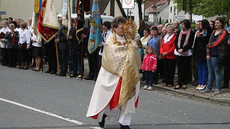Pater Jan Poja trug das Allerheiligste.