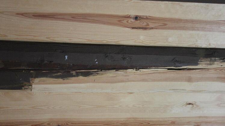 Die maroden Teile der Deckenbalken wurden ersetzt, die neuen Balkenteile (helles Holz) mit dem noch guten Bestand (dunkles Holz) fachmännisch verzahnt.