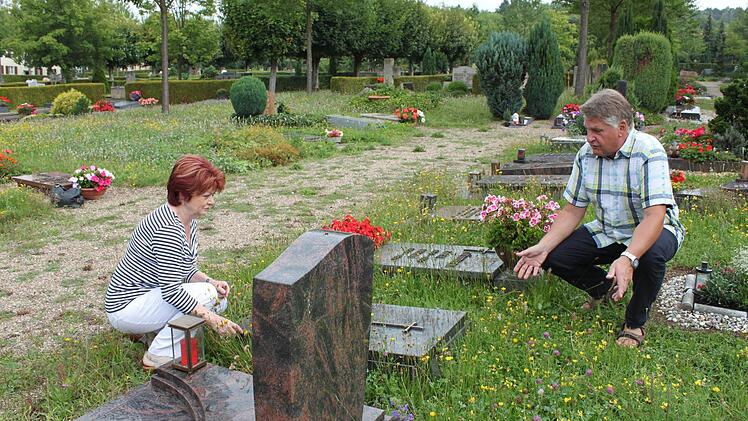 Gertrud Schröder und Ludwig Schmitt sind ratlos. Zwischen den Gräbern, auf den Wegen und auf den Freiflächen des Parkfriedhofs herrscht Wildwuchs. Fotos: Thomas Mäuser