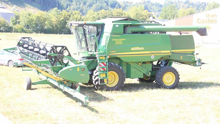 Das Mähwerk wird auf dem Nachläufer abgelegt.  Foto: Friedwald Schedel