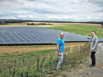 Eine sehr große Solaranlage wurde entlang der Autobahn auf der Gemarkung Poppenlauer errichtet. Im Vordergrund Bürgermeister Matthias Klement (rechts) und Bauamtsleiter Frank Mauer.  Foto: Dieter Britz
