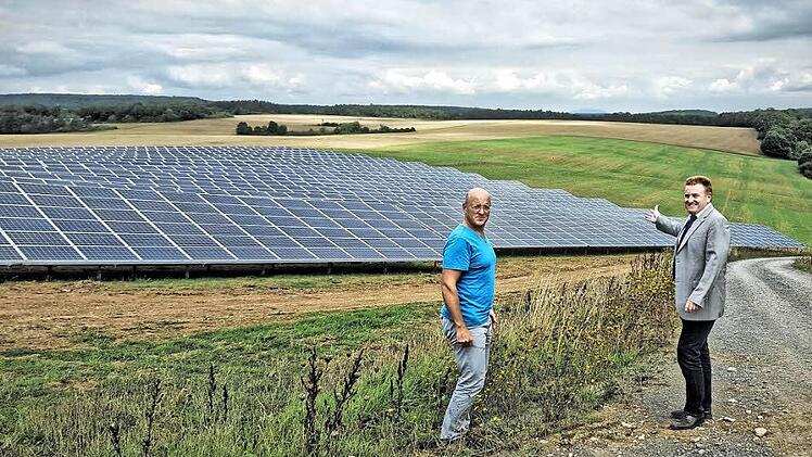 Eine sehr große Solaranlage wurde entlang der Autobahn auf der Gemarkung Poppenlauer errichtet. Im Vordergrund Bürgermeister Matthias Klement (rechts) und Bauamtsleiter Frank Mauer.  Foto: Dieter Britz