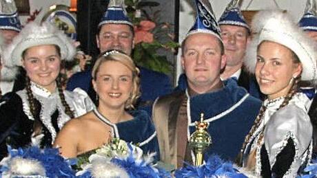 Prinz Jürgen I. und Prinzessin Kathrin I. (Bildmitte) wurden als neues Prinzenpaar inthronisiert.  Foto: Rainer Glissnik