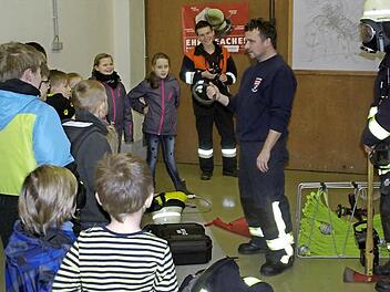 Bei der Werbeaktion zur Gründung einer Kinderfeuerwehr zeigte sich deutlich die Beengtheit des Elfershausener Feuerwehrquartiers im Erthalschen Schloss. Ein neues Gerätehaus könnte viele Mängel beheben.  Foto: Winfried Ehling