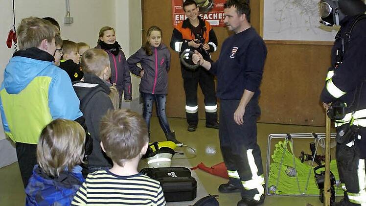 Bei der Werbeaktion zur Gründung einer Kinderfeuerwehr zeigte sich deutlich die Beengtheit des Elfershausener Feuerwehrquartiers im Erthalschen Schloss. Ein neues Gerätehaus könnte viele Mängel beheben.  Foto: Winfried Ehling