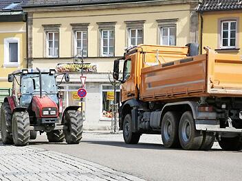 Nadelöhr Marktplatz: Da kann es im Begegnungsverkehr schon mal eng werden. Fotos: Klaus Klaschka
