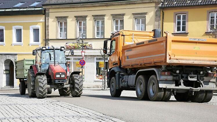 Nadelöhr Marktplatz: Da kann es im Begegnungsverkehr schon mal eng werden. Fotos: Klaus Klaschka