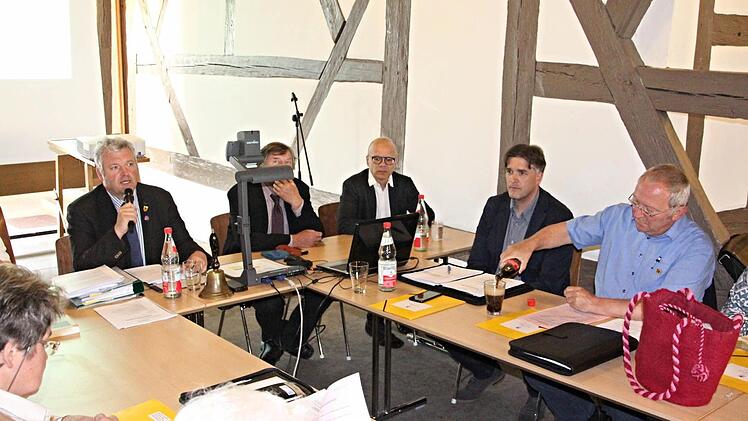 Bürgermeister Jürgen Hennemann (links) eröffnet die Sitzung des Stadtrates. Weiter von links: Dr. Herbert Barthel (BN), Gunter Häckner (GUT), zweiter und dritter Bürgermeister Harald Pascher und Werner Riegel. Foto: Helmut Will