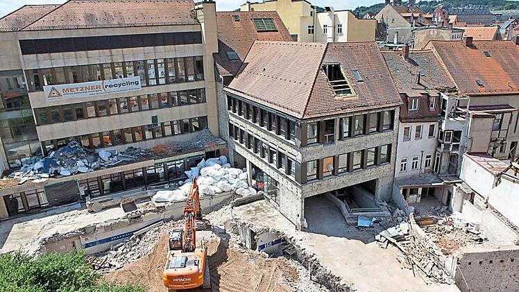 Das Gelände zwischen Langer Straße und Franz-Ludwig-Straße ist schon weitgehend freigeräumt  Fotos: Matthias Hoch