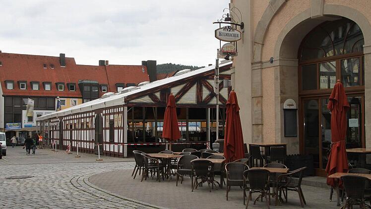 Das Bierwochen-Geschäft (im Hintergrund ist der Stadel zu sehen) wird sich die "Alte Feuerwache" nicht entgehen lassen, wie der vorläufige Insolvenzverwalter Ulrich Graf mitteilt. "Das ist ja eine umsatzstarke Zeit", so der Bayreuther Rechtsanwalt. Foto: Alexander Hartmann