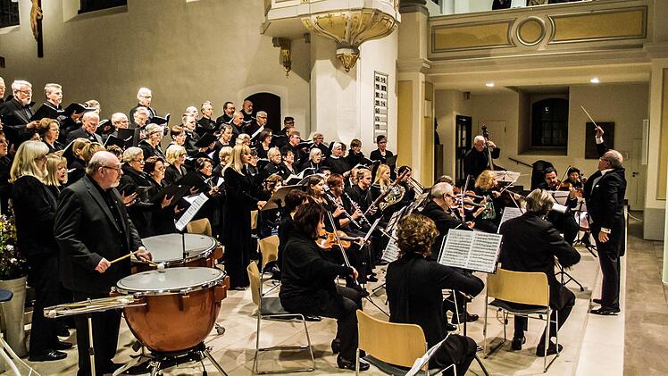 Begeisterten Beifall gab es am Ende für die Aufführung von Rossinis "Stabat Mater" in der Coburger Morizkirche.Foto: Jochen Berger