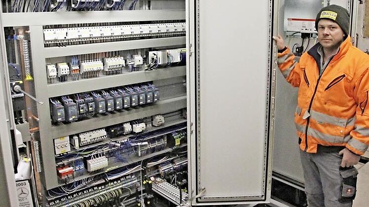 Ralf Gleichmann zeigt die Schaltzentrale der Biogasanlage, wo es zu einem Kabelbrand kam, der seine Familie in Atem hielt. Foto: Helmut Will