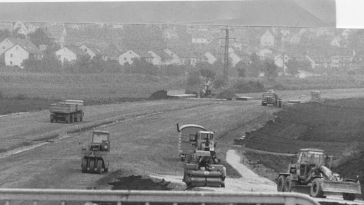 Oktober 1975: Die Fahrbahn zwischen Kreuzstein (Kulmbach West) und Kronacher Straße (Kulmbach Mitte) ist bereits deutlich erkennbar; hinten der Stadtteil Petzmannsberg. Foto: BR-Archiv
