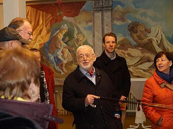 Sepp Halbritter stellt Besuchern seine Sammlung vor. Foto: Arkadius Guzy