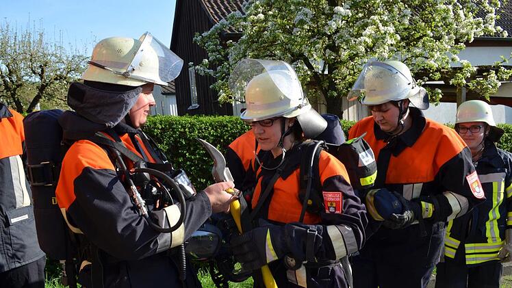 Sabine Rudolph (links) hat als Einsatzleiterin die Fäden in der Hand und die Mädels im Blick. Fotos: Gabi Bertram