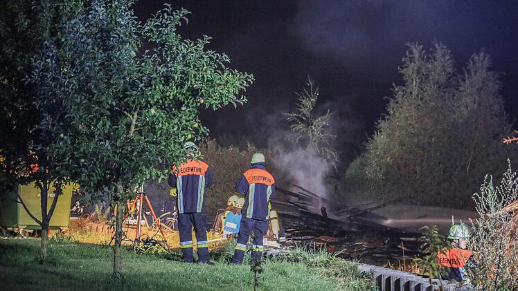 n Großaufgebot von Feuerwehrleuten war rückte in der Nacht auf Freitag nach Walsdorf aus. Foto: NEWS5 / Merzbach
