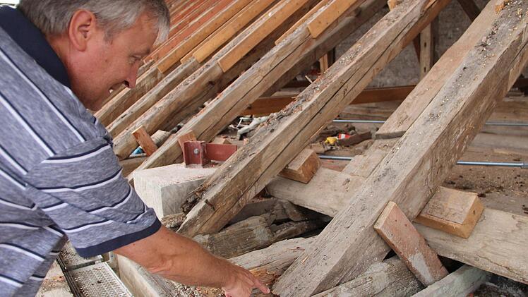 Architekt Ralf Alsheimer zeigt, wo die Schäden am historischen Dachgebälk besonders groß sind.Heike Beudert