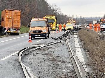 Einen Ort der Verw&uuml;stung hinterlie&szlig; der au&szlig;er Kontrolle geratene Lkw auf der A&nbsp;73.