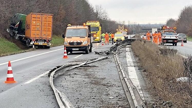 Einen Ort der Verw&uuml;stung hinterlie&szlig; der au&szlig;er Kontrolle geratene Lkw auf der A&nbsp;73.