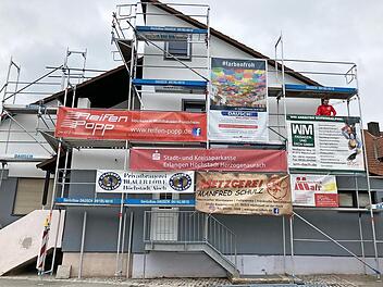 Südansicht des Sportheims des ASV Höchstadt, das derzeit renoviert wird