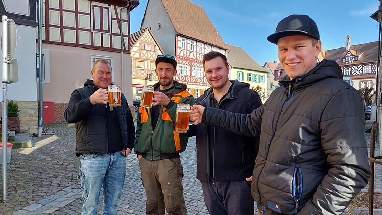 Michael Ruppert, Hannes Laudenbach, Johannes Krell und Johannes Ruppert: Zu Fuß statt auf dem Musikwagen.