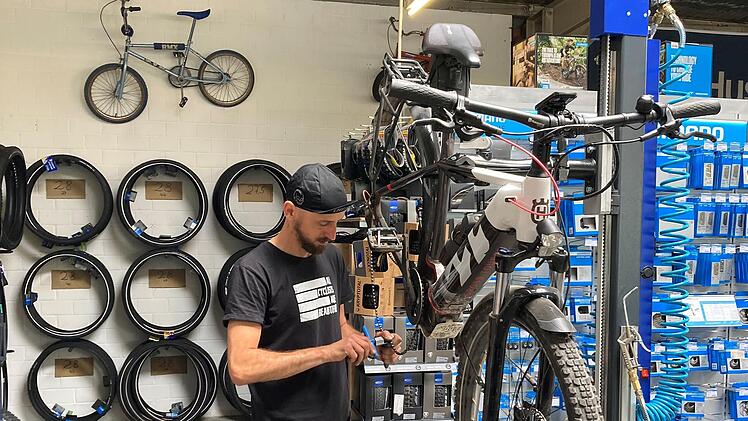 Wer sein Fahrrad liebt - legt selbst Hand an. Mittlerweile hat Sebastian Rennert (unser Bild) sein Hobby zum Beruf gemacht. Foto: privat
