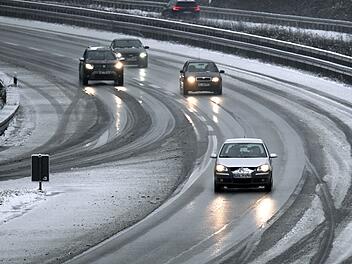 Unfälle auf A70 und A73 im Kreis Bamberg: Wintereinbruch sorgt für Chaos auf Autobahnen Unfälle auf A70 und A73 im Kreis Bamberg: Wintereinbruch sorgt für Chaos auf Autobahnen
