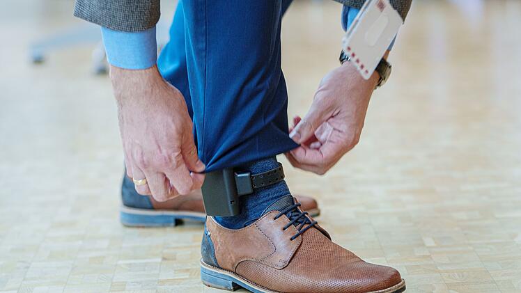 Fußfessel soll Opfer vor häuslicher Gewalt schützen