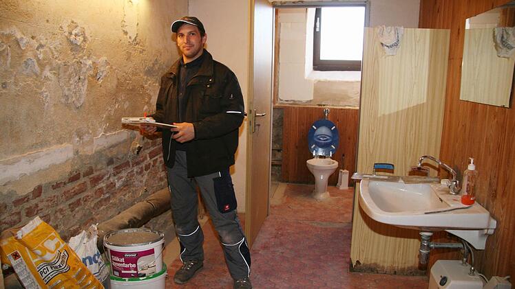 Auch im Keller des neuen Rathauses in Marktleugast tut sich was: Christian Schramm von der Firma Hörath installiert gerade Bediensteten-WCs.