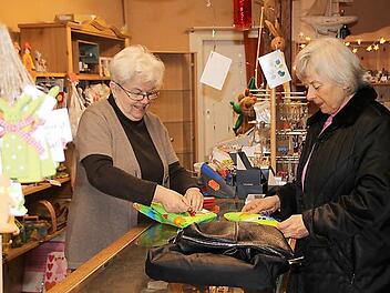 Inge Kirch packt für Kundin Monika Klar die erstandenen Sachen als Geschenk ein. Nur noch am Mittwoch und Donnerstag hat Inges Lädchen geöffnet. Dann hört Inge Kirch auf. Auch aus Altersgründen. Foto: Martina Straub