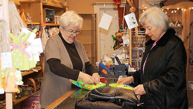 Inge Kirch packt für Kundin Monika Klar die erstandenen Sachen als Geschenk ein. Nur noch am Mittwoch und Donnerstag hat Inges Lädchen geöffnet. Dann hört Inge Kirch auf. Auch aus Altersgründen. Foto: Martina Straub